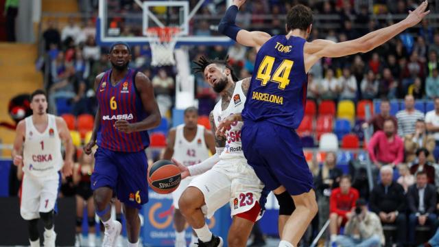 Daniel Hackett pelea por el control del balón con Ante Tomic en el CSKA Moscú - Barcelona Lassa