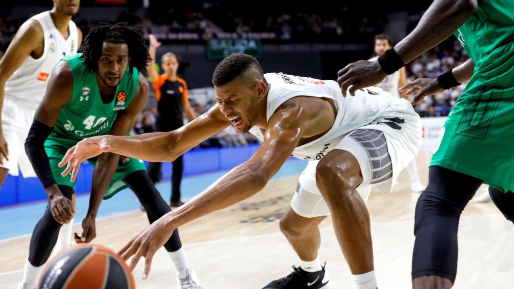 Tavares pelea por una pelota que ha salido rebotada ante el Darussafaka