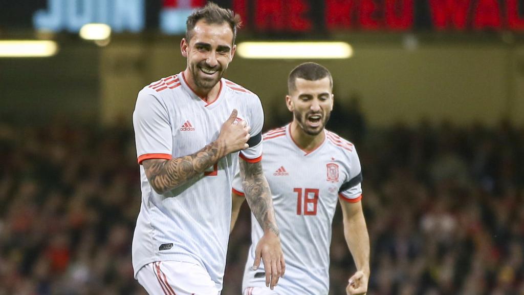 Alcácer celebra un gol en el Gales - España