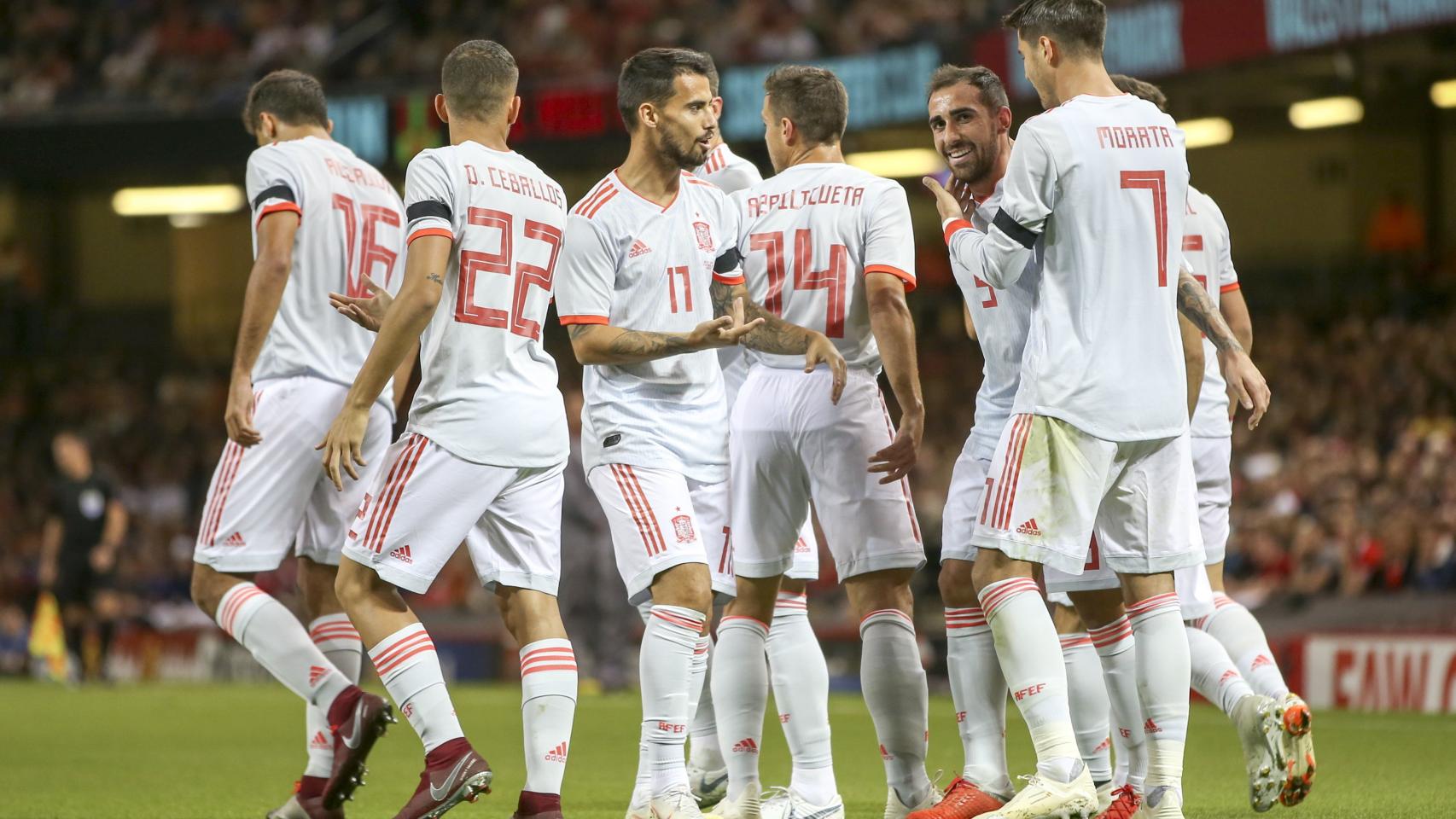 Loas jugadores de la selección española se abrazan tras marcarle un gol a Gales