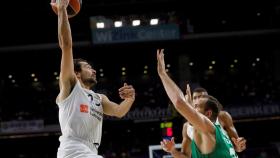 Llull intentando una bandeja ante la atenta mirada de su defensor