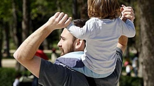 Un padre y su hijo.