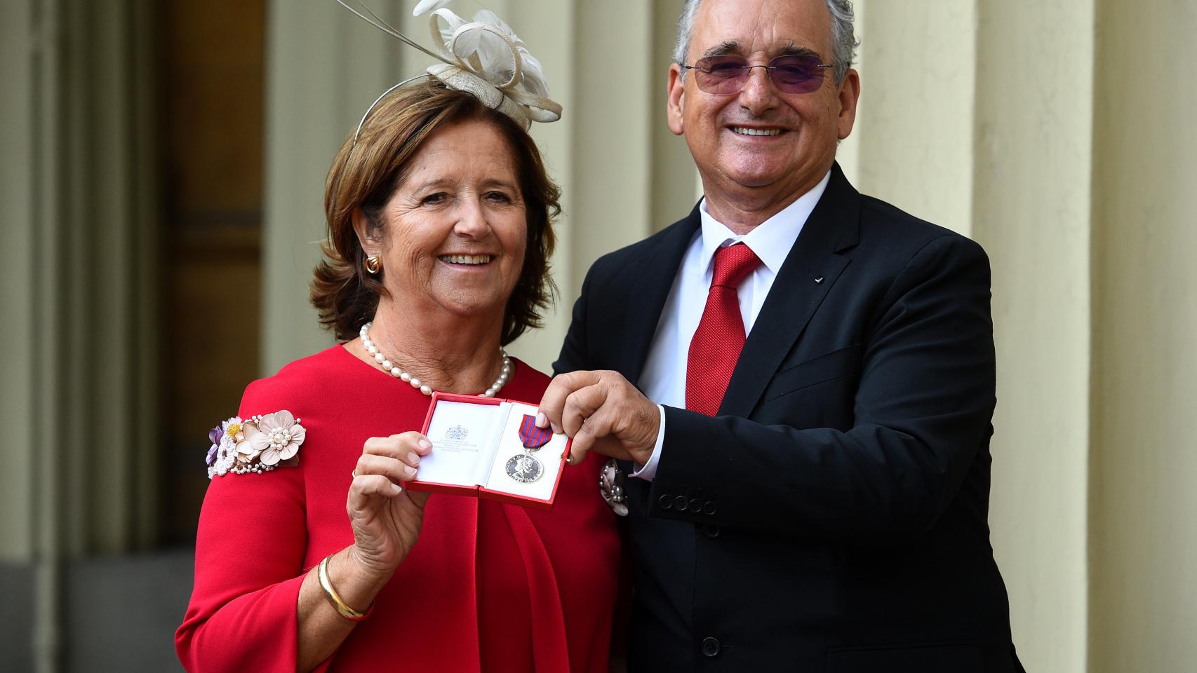 Los padres de Ignacio Echeverría, Joaquín y Ana, con la medalla de San Jorge.