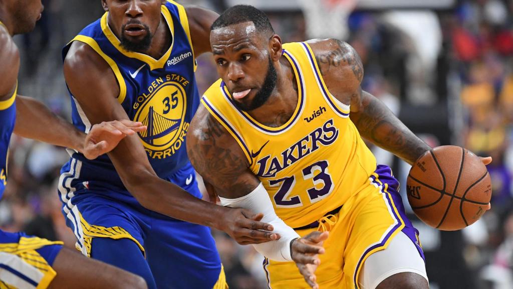 LeBron James, defendido por Kevin Durant en una partido entre Golden State Warriors y Los Ángeles Lakers