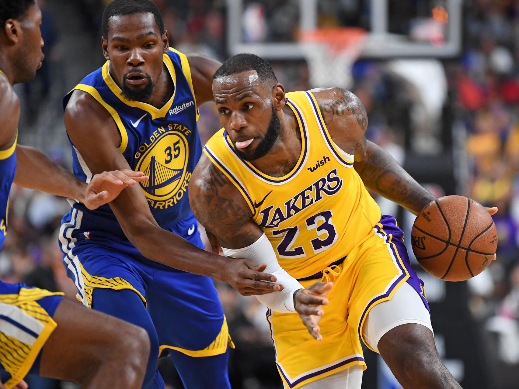 LeBron James, defendido por Kevin Durant en una partido entre Golden State Warriors y Los Ángeles Lakers