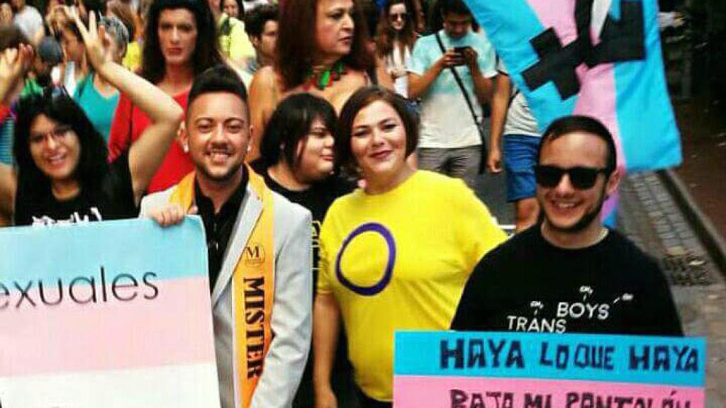 Clara, de amarillo, junto a su hijo, que se acerca a besarla, en una marcha por los derechos de los transexuales.