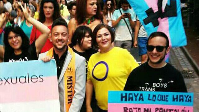 Clara, de amarillo, junto a su hijo, que se acerca a besarla, en una marcha por los derechos de los transexuales.