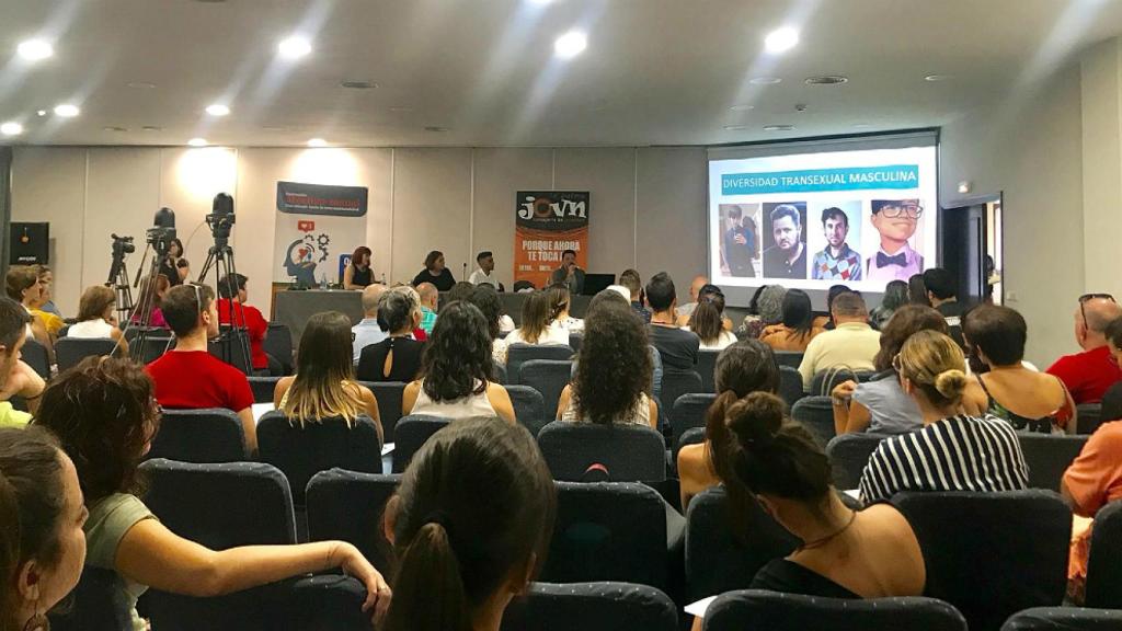 Clara, durante una charla de la asociación Transboys, en La Palma.