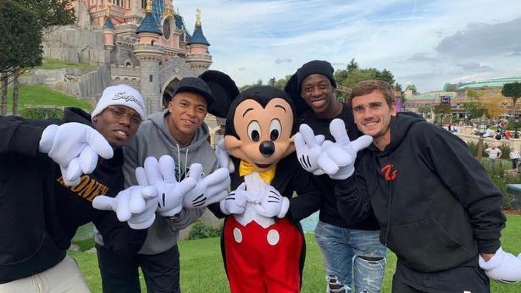 Jugadores de Francia junto a Mickey Mouse. Foto: Instagram (@paulpogba)