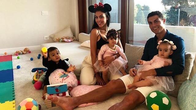 Cristiano reaparece con su familia tras la acusación de violación de Mayorga