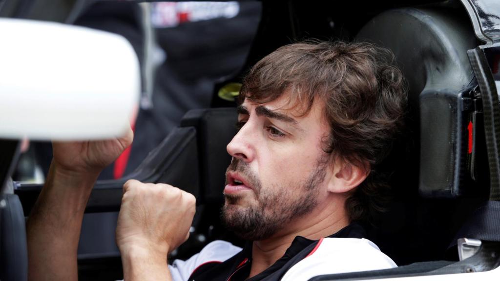 Fernando Alonso, subido en su Toyota.