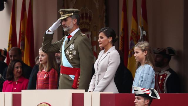 El rey Felipe, la reina Letizia y las princesas Sofía y Leonor asisten al desfile del 12 de octubre.