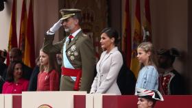 El rey Felipe, la reina Letizia y las princesas Sofía y Leonor asisten al desfile del 12 de octubre.