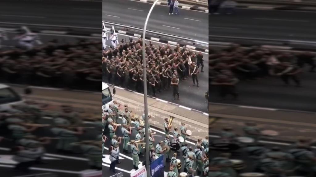 Baile de los militares en el desfile de la Fiesta Nacional.