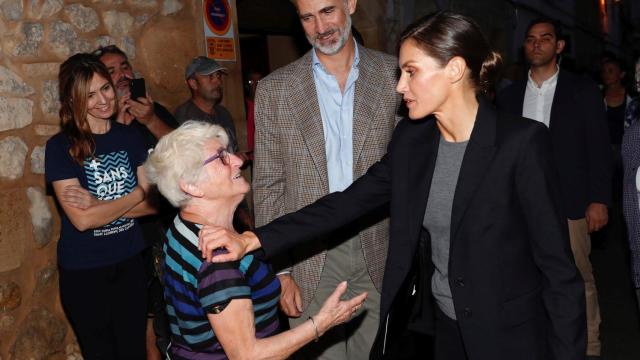 Los reyes Felipe y Letizia conversan con vecinos de Sant Llorenç des Cardassar.