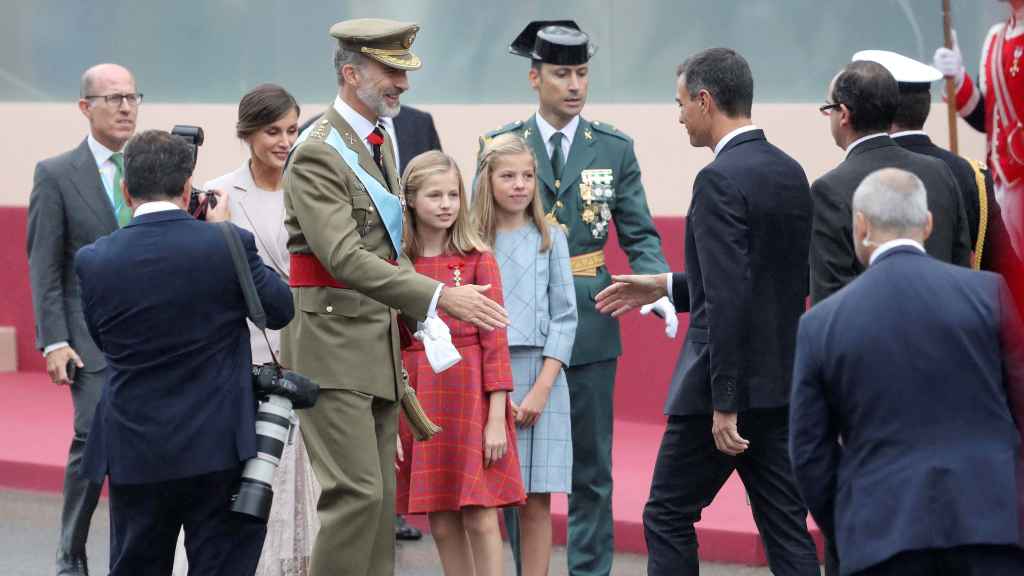 Pedro Sánchez  se dispone a saludar al rey Felipe, junto sus hijas, la princesa Leonor y la infanta Sofía.