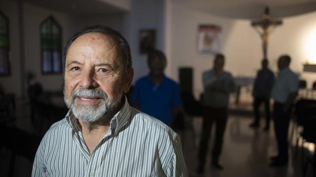 El cura Paco delante de varios expresidiarios a los que ha ayudado a reinsertarse en la sociedad. En la imagen también aparece el padre de un antiguo preso.