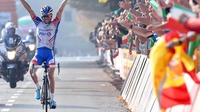 Thibaut Pinot al momento de ganar Il Lombardía