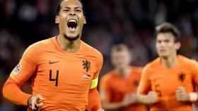 Van Dijk en un partido con Holanda