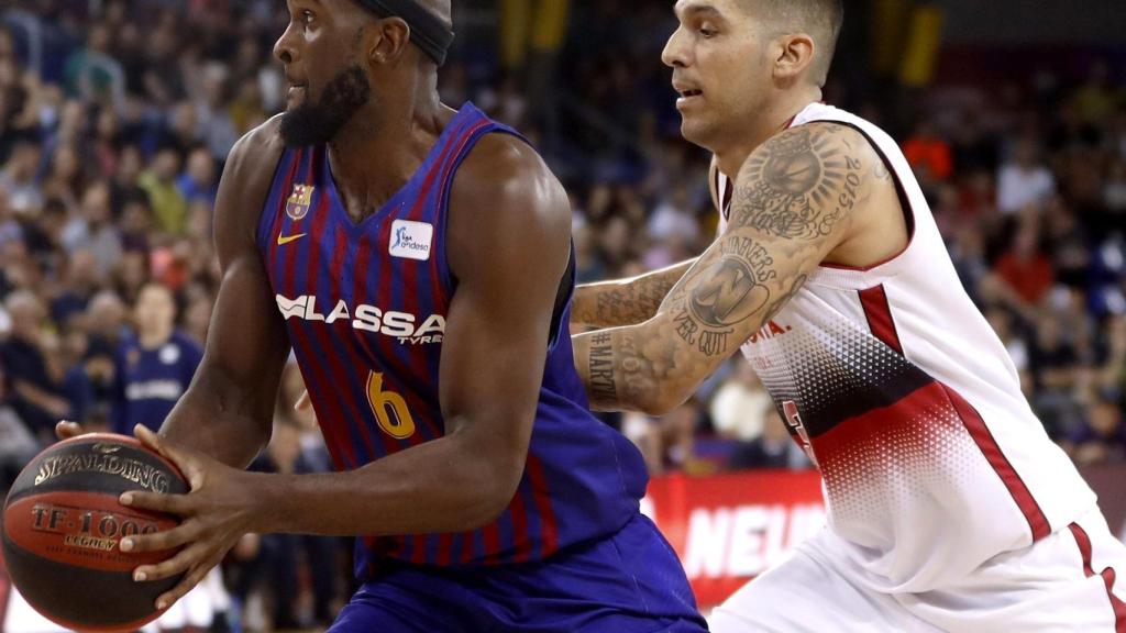 Chris Singleton juega la pelota ante Nacho Martín en el Barcelona Lassa - Tecnyconta Zaragoza