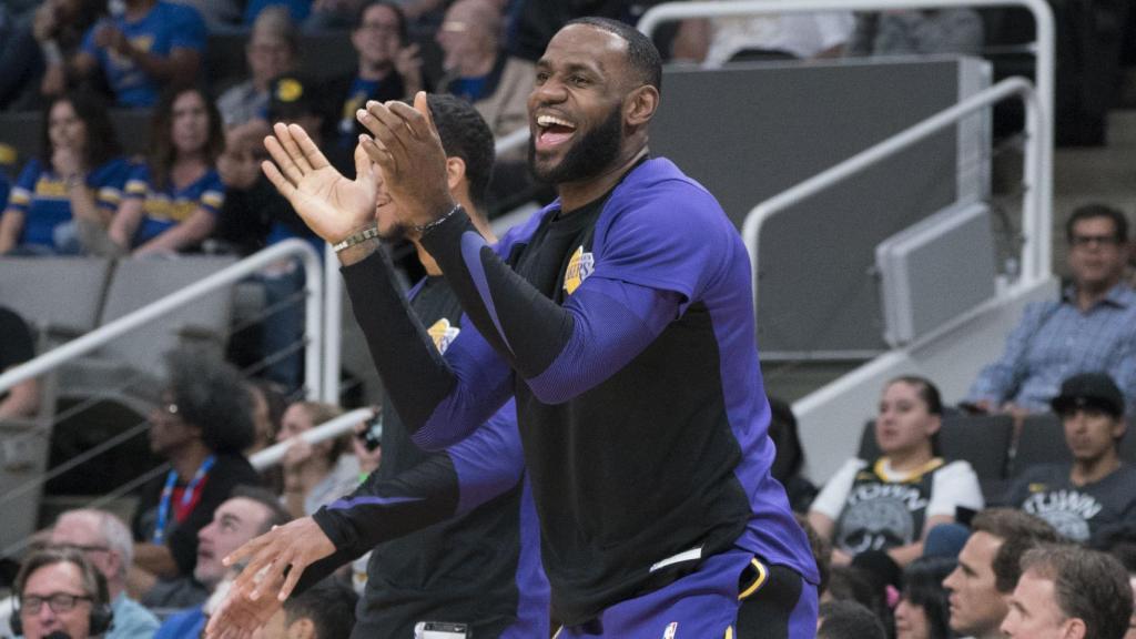 LeBron James anima desde el banquillo a sus compañeros de Los Ángeles Lakers