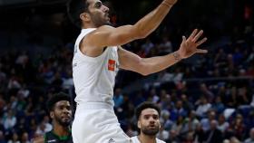 Campazzo anotando ante la mirada de Taylor