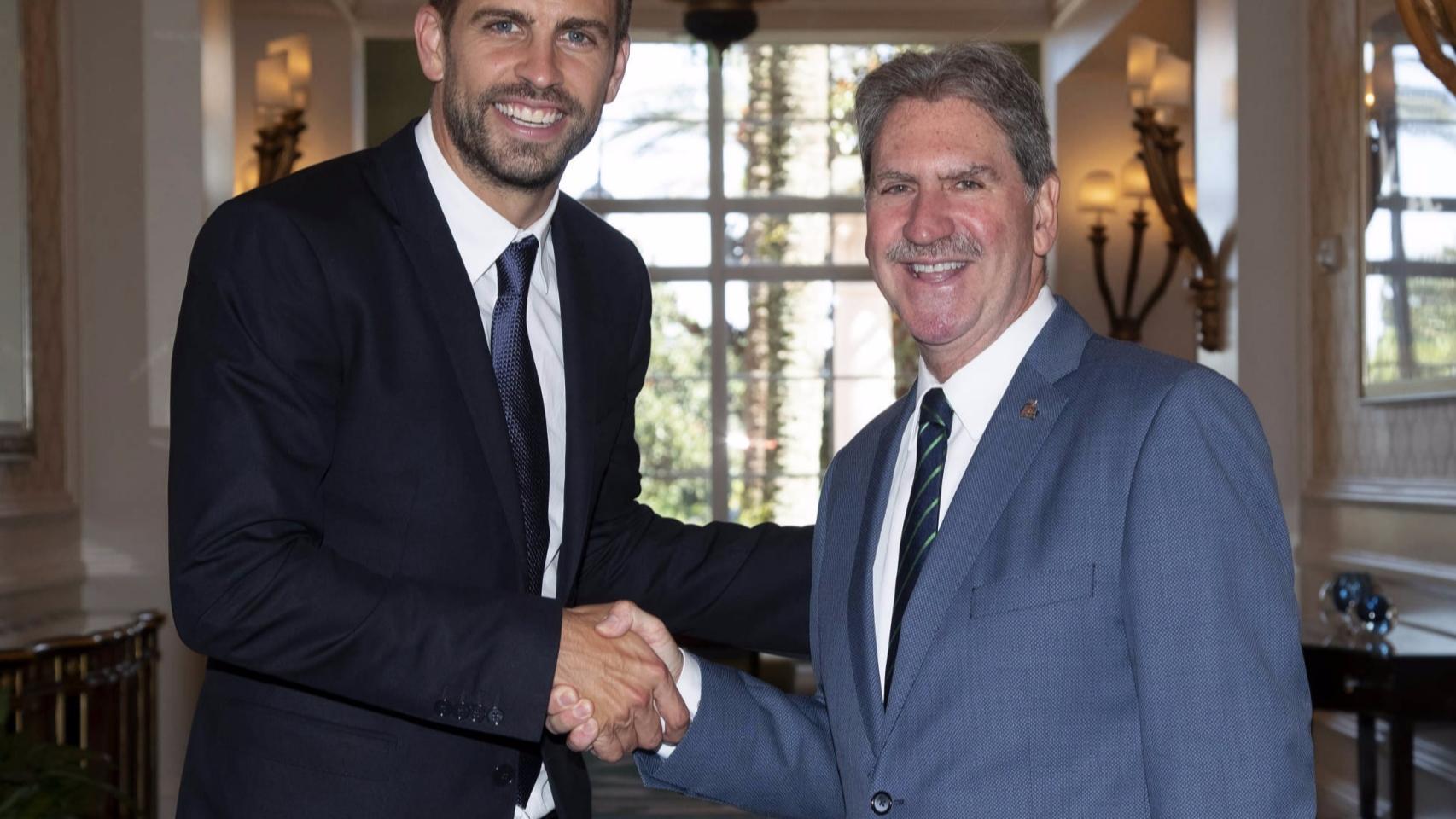 Gerard Piqué, junto a David Haggerty, presidente de la ITF. Foto: kosmotennis.com