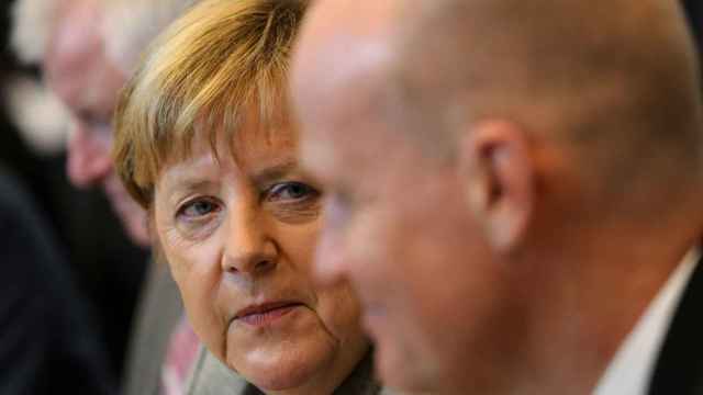 El nuevo jefe Unión Social Cristiana de Baviera (CSU), Ralph Brinkhaus (d) con Merkel (i) en el ''Bundestag''
