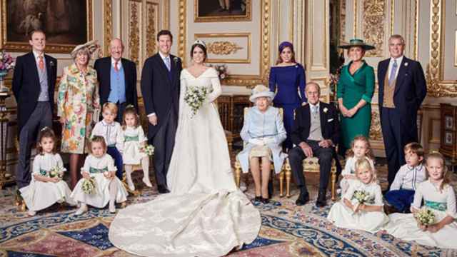 Eugenia de York y Jack Brooksbank junto a sus familiares, la reina Isabel II y los pajes.