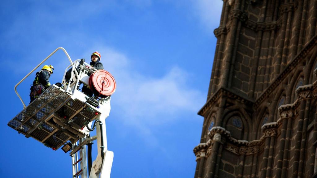 Los bomberos aseguran la catedral de Toledo tras el desprendimiento