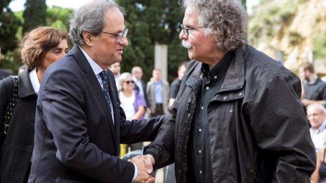 Quim Torra (i) saluda a Joan Tardà (d) en el acto de homenaje a los republicanos ejecutados, encarcelados o represaliados.