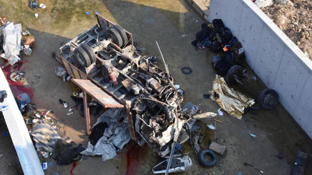 Estado en el que quedó la camioneta accidenta tras caer por el precipicio