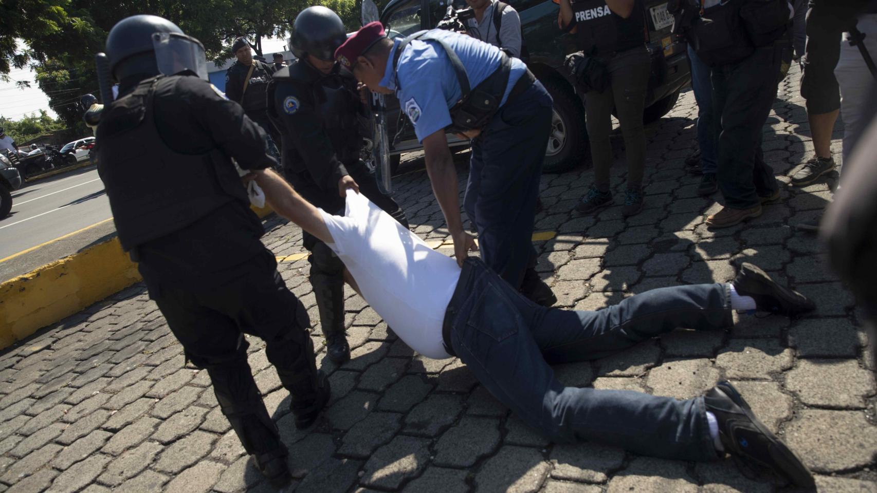 Agentes del régimen sandinista detienen en Managua a un manifestante antes de la marcha Unidos Por la Libertad .
