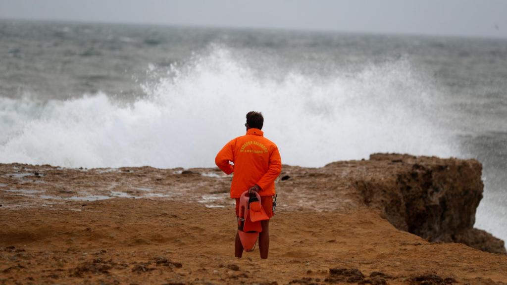 Un socorrista observa el mar en la playa de Carcavelos (Portugal).