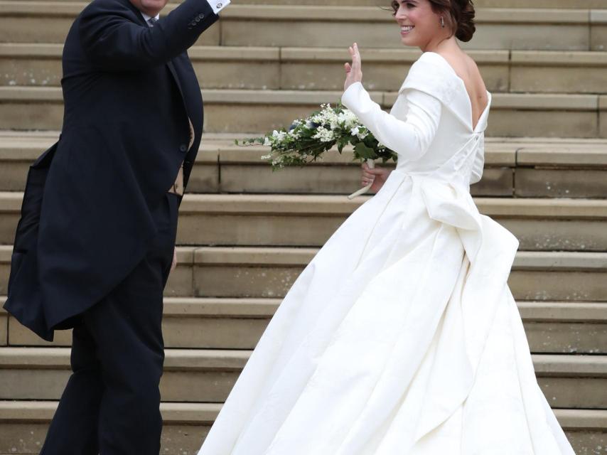 Eugenia de York junto a su padre, el príncipe Andrés de Inglaterra, durante su boda.