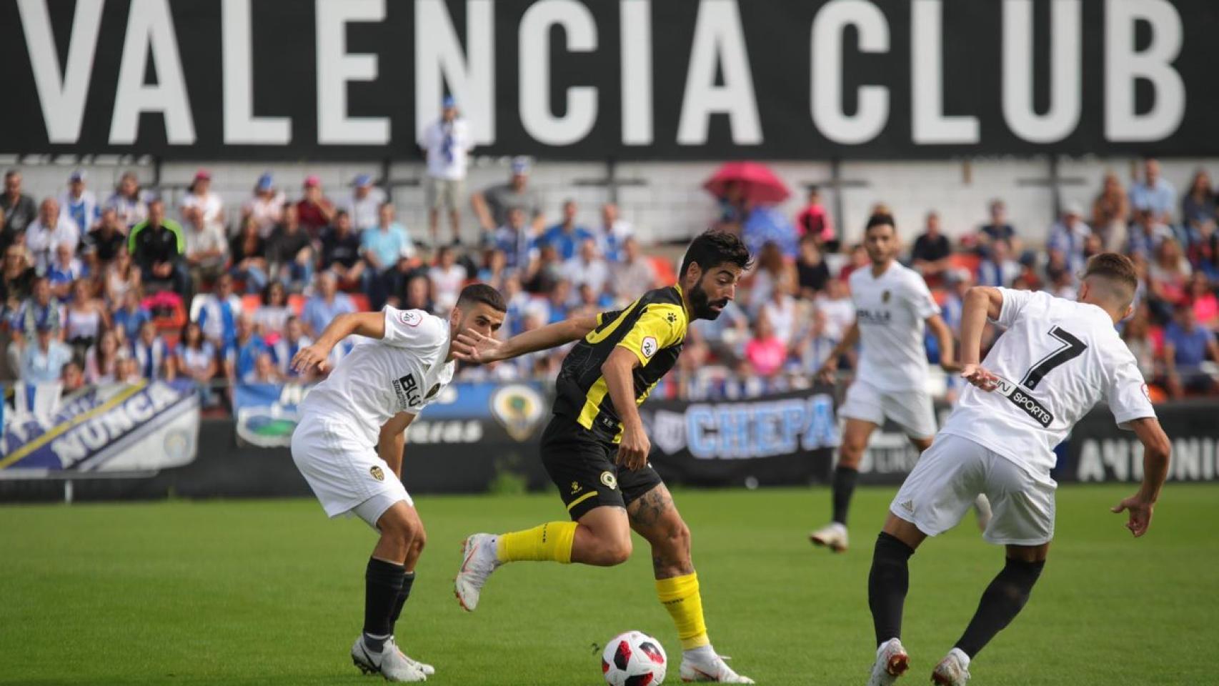 Momento del partido entre el Valencia Mestalla y el Hércules. Foto: Twitter (@cfhercules)