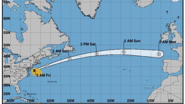 El desplazamiento del huracán Michael a través del Atlántico durante el fin de semana en la última previsión del NHC.