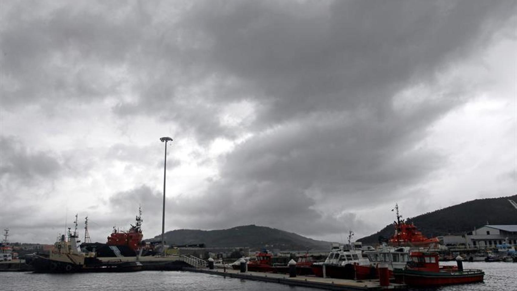 Grandes nubes cubren el cielo de Ferrol.