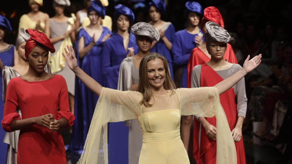 Pilar Sáinz, saludando al final de su desfile en Panamá.