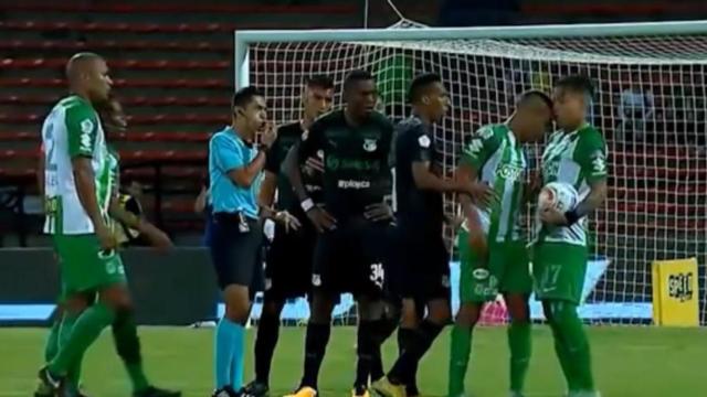 Cabezazo de Lucumí a Dayro Moreno durante el encuentro ante el Deportivo Cali