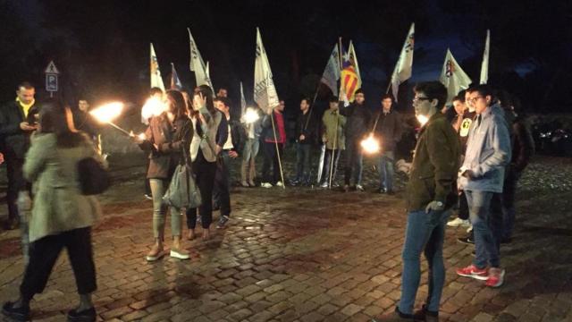 Acto homenaje a Companys con antorchas y flores.