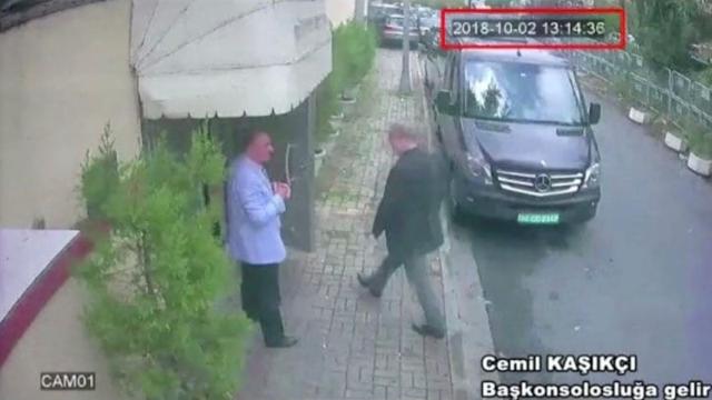 Jamal Khashoggi entrando en el consulado saudí en Estambul.