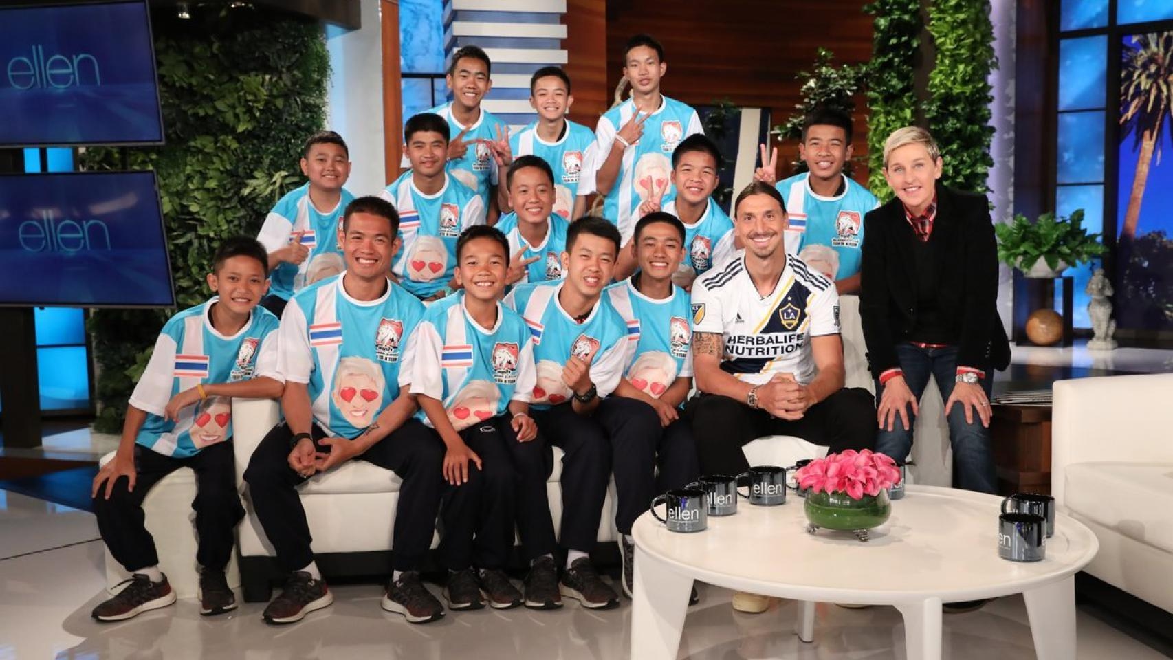 Ibrahimovic junto a los jóvenes tailandeses. Foto: Twitter (@TheEllenShow)