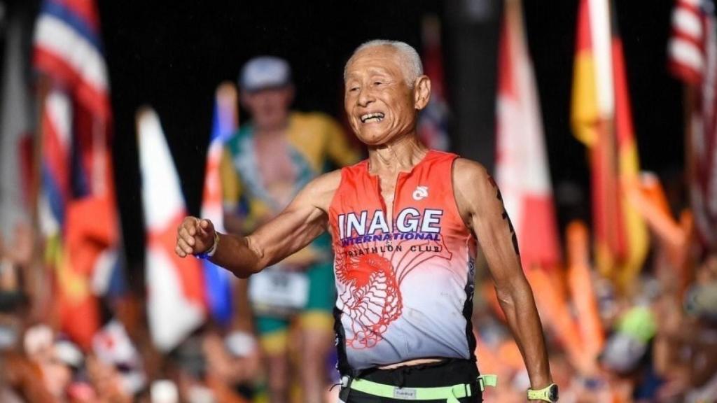 Hiromu Inada, tras cruzar la línea de meta. Foto: Mundotri.com.br