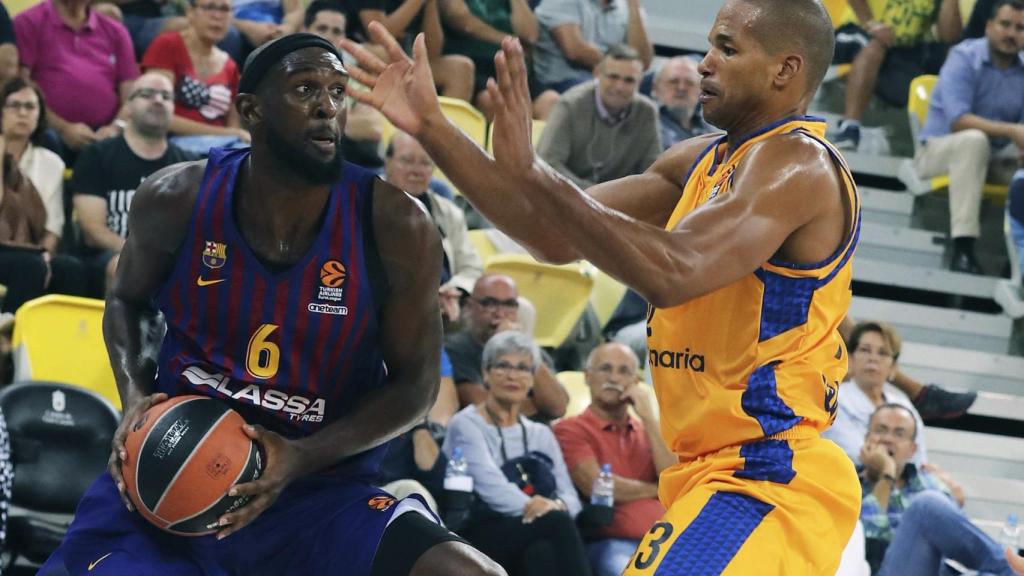 Chris Singlenton ante Eulis Báe en el partido entre Barcelona Lassa y Herbalife Gran Canaria