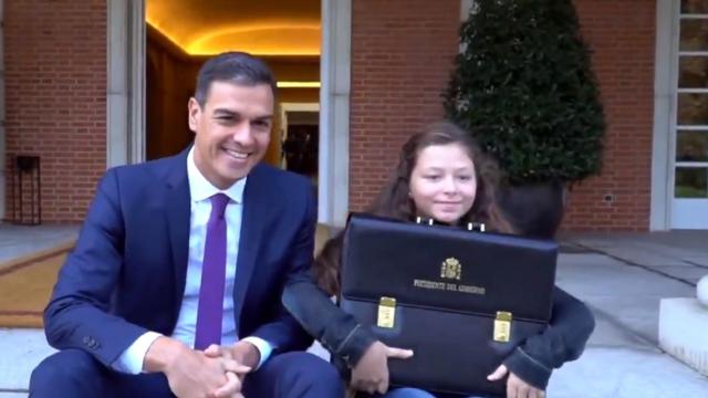 Pedro Sánchez junto con Irene, la niña presidenta.