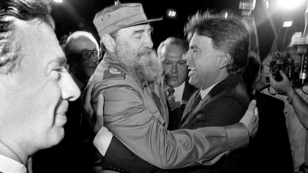 Felipe González saluda efusivamente a Fidel Castro en su visita a Cuba el 14 de noviembre de 1986.
