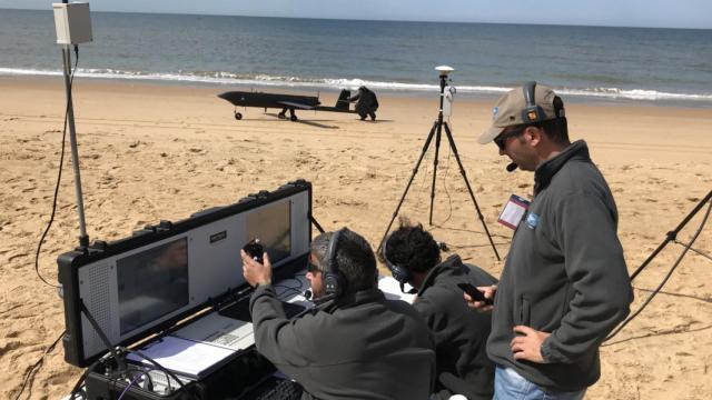 Pruebas de aterrizaje y despegue autónomo del TARSIS 75 en la playa de Mazagón (Huelva).