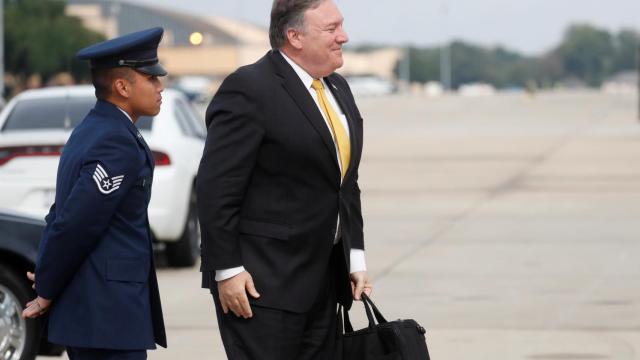 Mike Pompeo se dirige al avión para viajar a Riad.