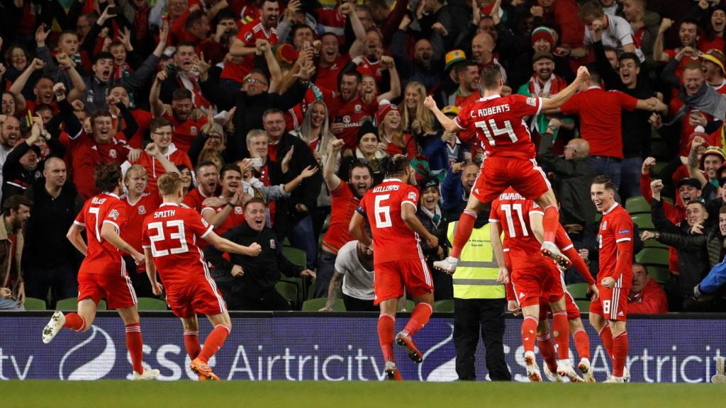 Los jugadores de Gales celebran su gol ante Irlanda